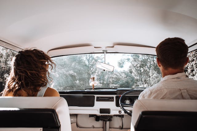 Voyager en duo avec des conseils pour des vacances romantiques et sans stress