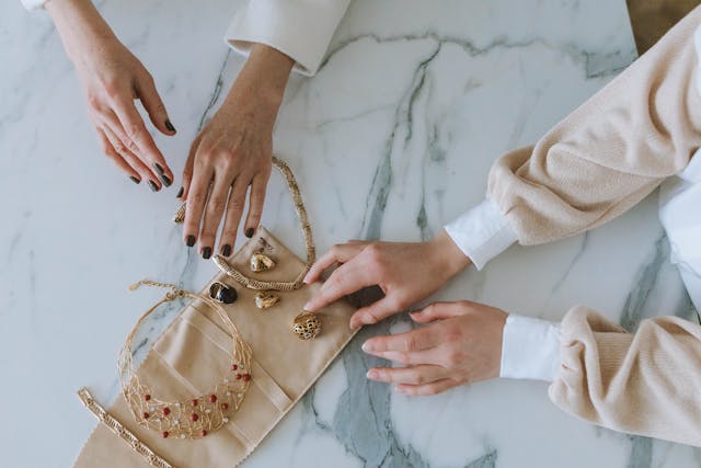 Comment choisir la taille d&rsquo;une gourmette bébé en or rose : guide pratique